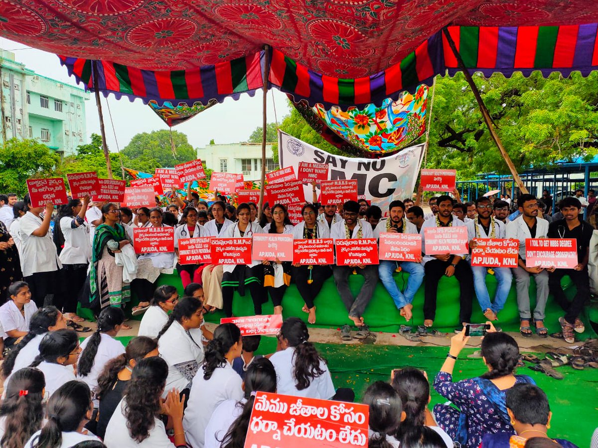 Monikha_potturu's tweet photo. RIP democracy.whole indian doctors r in hunger strike.Improving the health care system is different from introducing the useless bills which is  more in favour of useless and rich people.we oppose this completely. 
#SayNoToNMCbill #drharshvardhan #YSJaganMohanReddy #APJUDAKMC1 https://t.co/R7bQT7GNbn