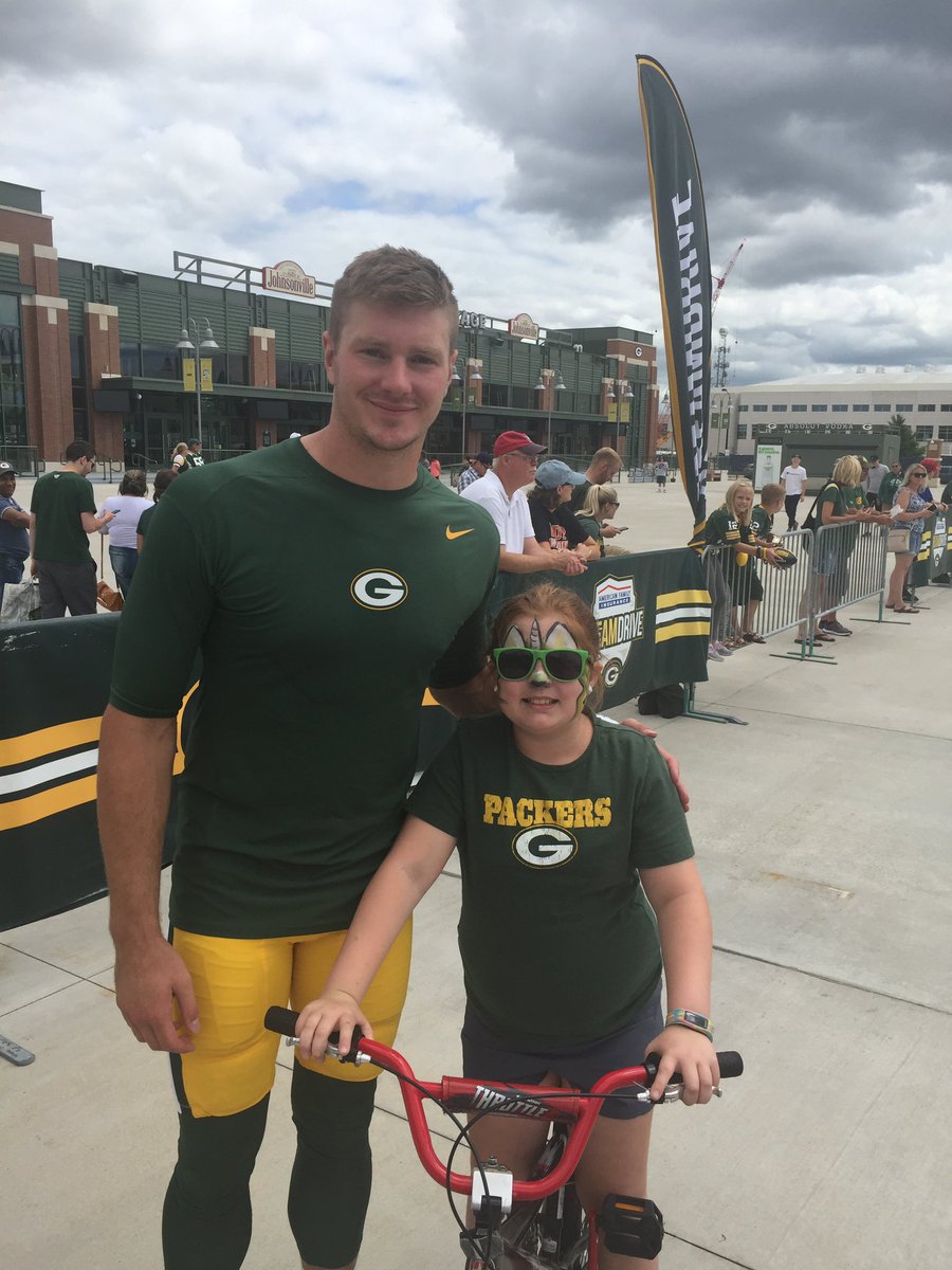 zachery0809's tweet photo. @timboyle_7  thank you for making my little girls day last week at camp... this is our annual vacation. #PackersCamp https://t.co/qpFfVGBlBd