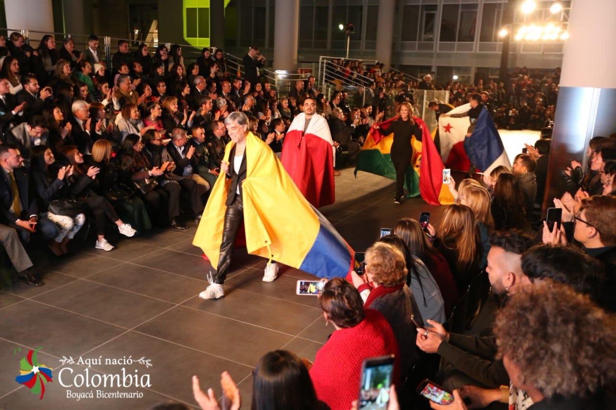 #AquíNacióColombia, tierra con riqueza cultural, tierra diversa, tierra de ritmos, tierra de gente buena y de la que debemos estar orgullosos.

Celebramos en el #DesfileBicentenarioColombia con <a href="/AdrianaLucia/">Adriana Lucía</a>, ícono de lo que somos.