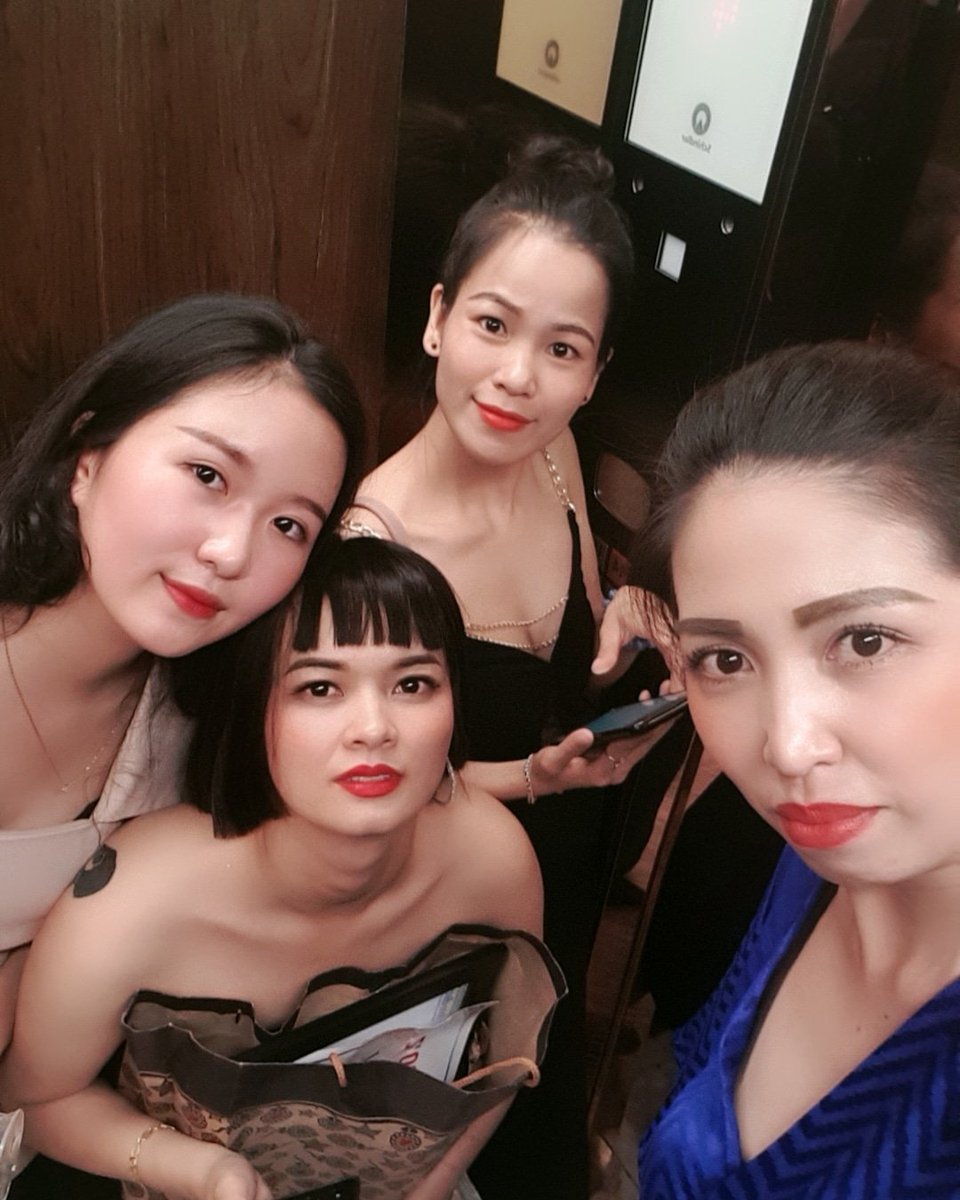 sally_phuong's tweet photo. ♡♡♡ Thanh xuân của tớ 💙 Samsung ♡♡♡
#phuongsally
#vietnam
#flcsamson
#samsung https://t.co/bBEeaCxgy9