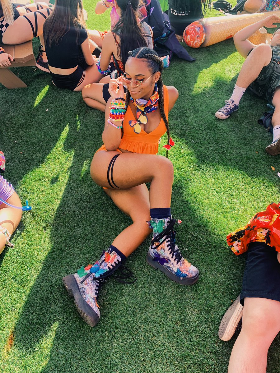 risssooo's tweet photo. my favorite fit of them all 🧡🧡🧡🦋#HARD https://t.co/tf8Re7b5ah