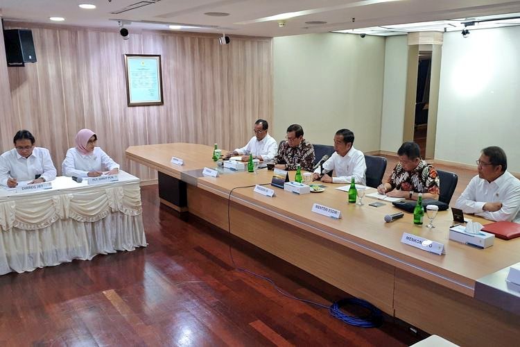 Presiden: "Pertanyaan saya, Bapak, Ibu, semuanya kan orang pintar-pintar, apalagi urusan listrik dan sudah bertahun-tahun."

<a href="/sandalista1789/">bilven</a> : "Pertanyaan saya, Bapak kan orang baik-baik, apalagi urusan kasus-kasus kejahatan HAM sudah bertahun-tahun."