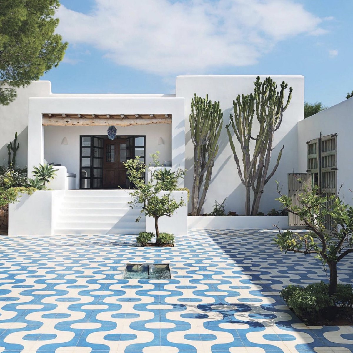 Holiday #housegoals anyone? Loving the blue and white statement tiles in this Ibiza home. #interiordesign #mediterraneanstyle #blueandwhite #vacayvibes