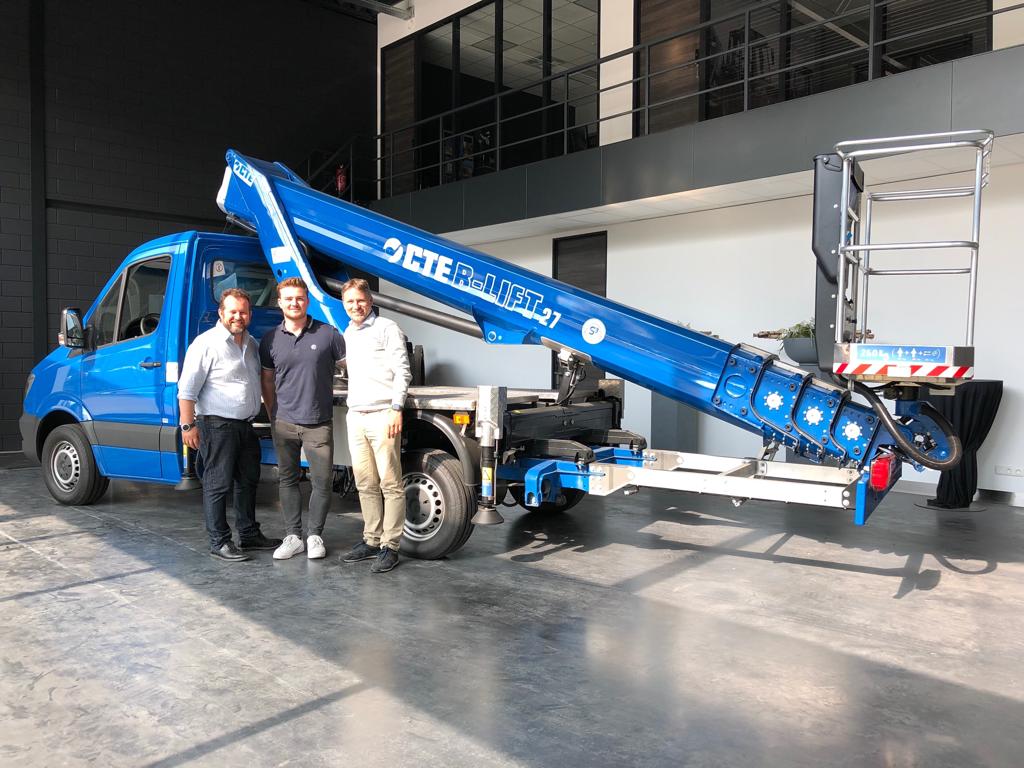 CTEPlatforms's tweet photo. Roberto, Jelle and Tim in Holland at Kluytmans Service BV with an amazing CTE B-LIFT 27 mounted on Mercedes Sprinter 3.5 ton.

#hire #rent #aerialplatforms #cte #blift #safety #workingatheight #easy https://t.co/SotDq7Bxn3