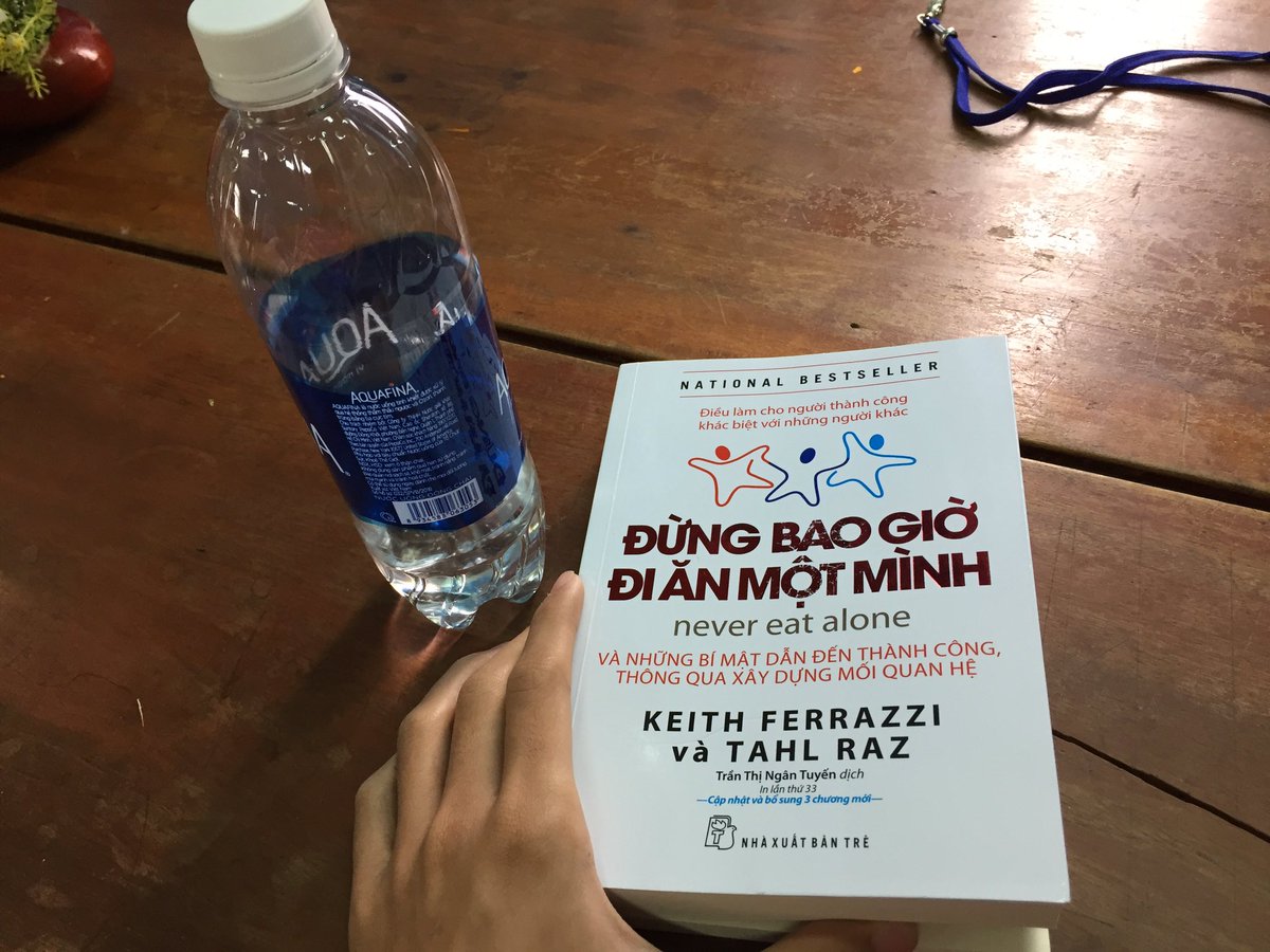 Leon89281145's tweet photo. I’m reading Keith Ferrazzi’s book “Never Eat Alone” (Vietnamese version). A great book for building relationships in life. #readbook https://t.co/piHdS2lSFM