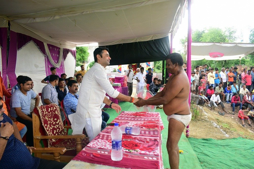 vikrambjpmp's tweet photo. रामपुर बघेलान के सब्जी मंडी प्रांगण में आयोजित श्री साईं अखाड़ा दंगल कुश्ती प्रतियोगिता में बतौर मुख्य अतिथि शामिल हुआ, जिसमे रामपुर बाघेलान नगर के व्यापारी और गणमान्य व्यक्ति मौजूद रहे , दंगल में भाग ले रहे और आयोजन समिति का धन्यवाद !! #dangal #akhada #vikram_singh #vikram_sena https://t.co/4gqXcVYMiU