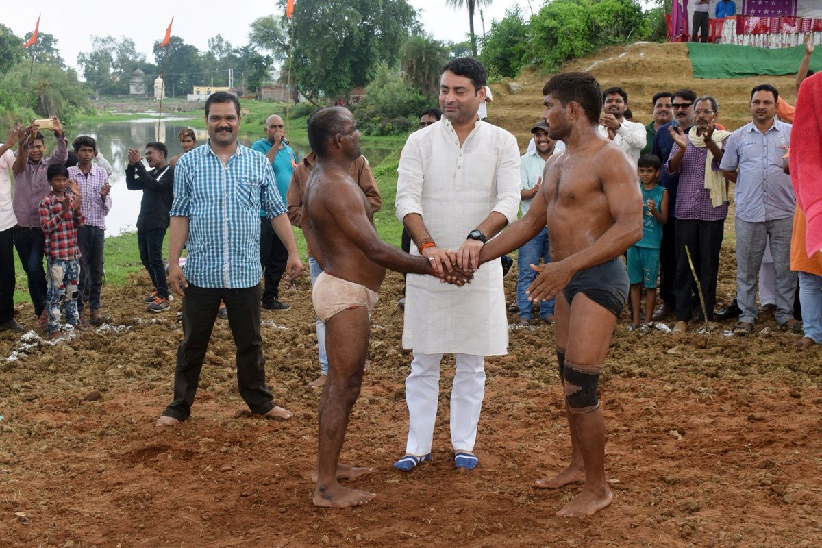 vikrambjpmp's tweet photo. रामपुर बघेलान के सब्जी मंडी प्रांगण में आयोजित श्री साईं अखाड़ा दंगल कुश्ती प्रतियोगिता में बतौर मुख्य अतिथि शामिल हुआ, जिसमे रामपुर बाघेलान नगर के व्यापारी और गणमान्य व्यक्ति मौजूद रहे , दंगल में भाग ले रहे और आयोजन समिति का धन्यवाद !! #dangal #akhada #vikram_singh #vikram_sena https://t.co/4gqXcVYMiU