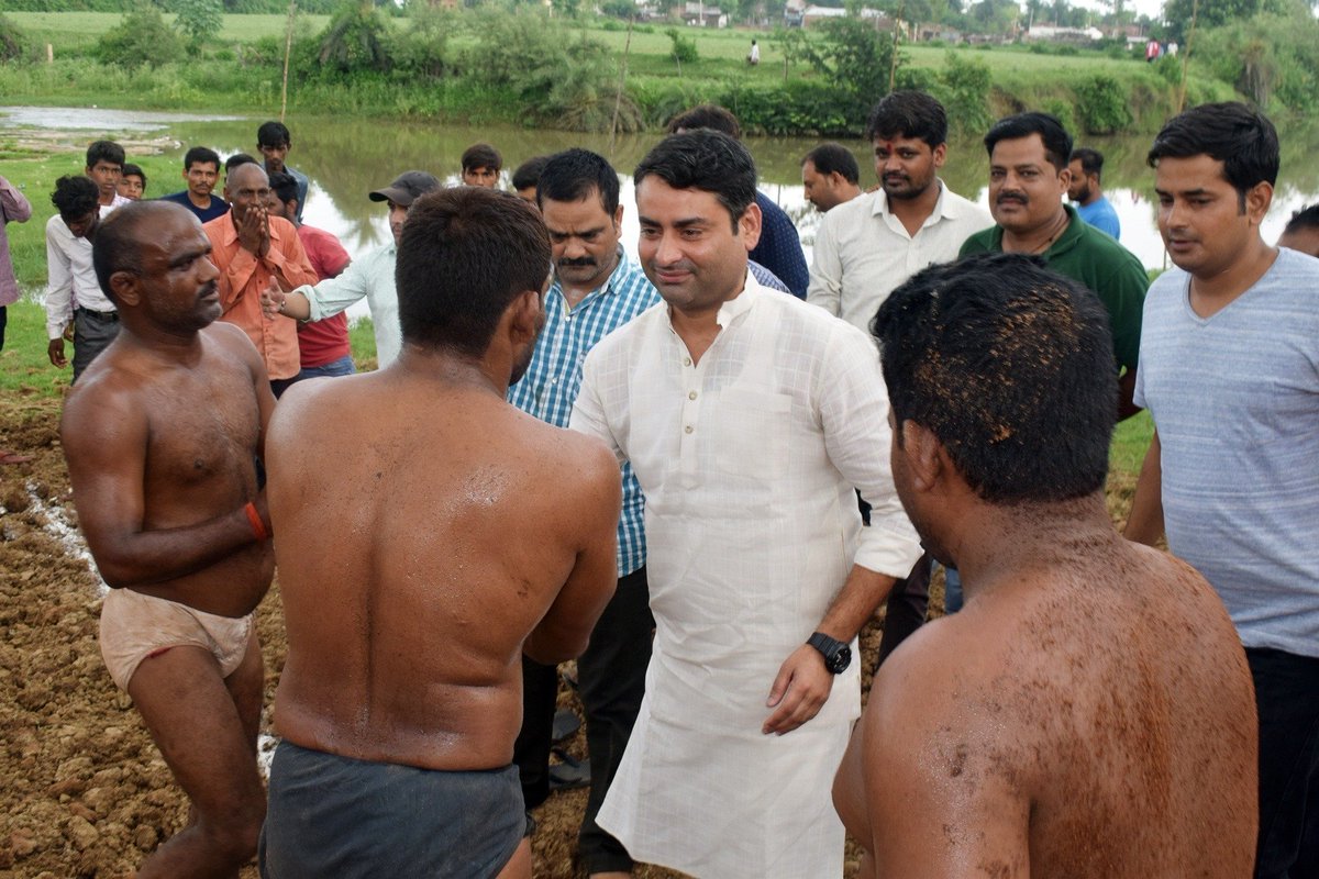 vikrambjpmp's tweet photo. रामपुर बघेलान के सब्जी मंडी प्रांगण में आयोजित श्री साईं अखाड़ा दंगल कुश्ती प्रतियोगिता में बतौर मुख्य अतिथि शामिल हुआ, जिसमे रामपुर बाघेलान नगर के व्यापारी और गणमान्य व्यक्ति मौजूद रहे , दंगल में भाग ले रहे और आयोजन समिति का धन्यवाद !! #dangal #akhada #vikram_singh #vikram_sena https://t.co/4gqXcVYMiU