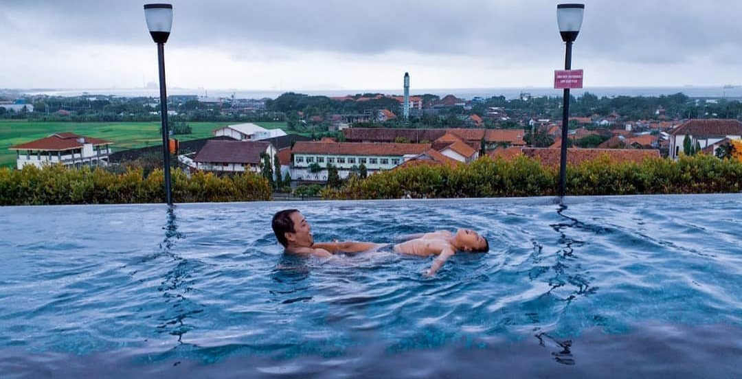 faveCilacap's tweet photo. Bersenang-senang di rooftop favehotel Cilacap, kebahagiaan keluarga bisa dinikmati oleh ayah dan anak
#favehotels #favecilacap #cilacapkekinian #explorecilacap https://t.co/ffKtETzdzm