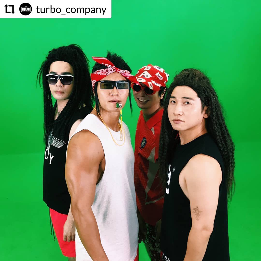 KJKINTL's tweet photo. [PIC] TURV during their MV shoot 😂 The wonders of green screen 😂
(Cr turbo_company ig)
#kimjongkook #kimjungnam #turbo #turv #金钟国 #김종국 #김정남 #터보 #터브이 #유브이 https://t.co/RjM70LQoIW