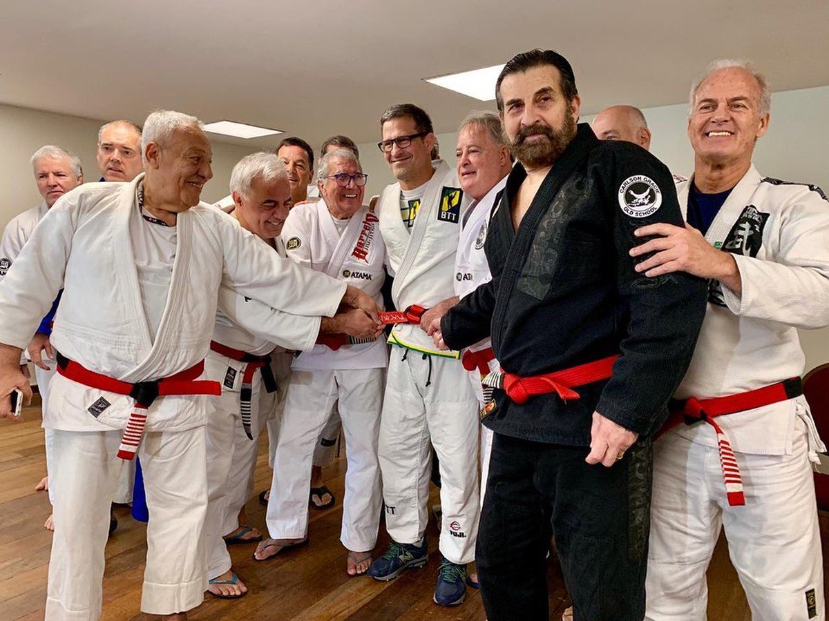 Curtinhas: primeiro brasileiro campeão peso-médio do UFC, Bustamante recebe faixa-coral dlvr.it/R9ksmj