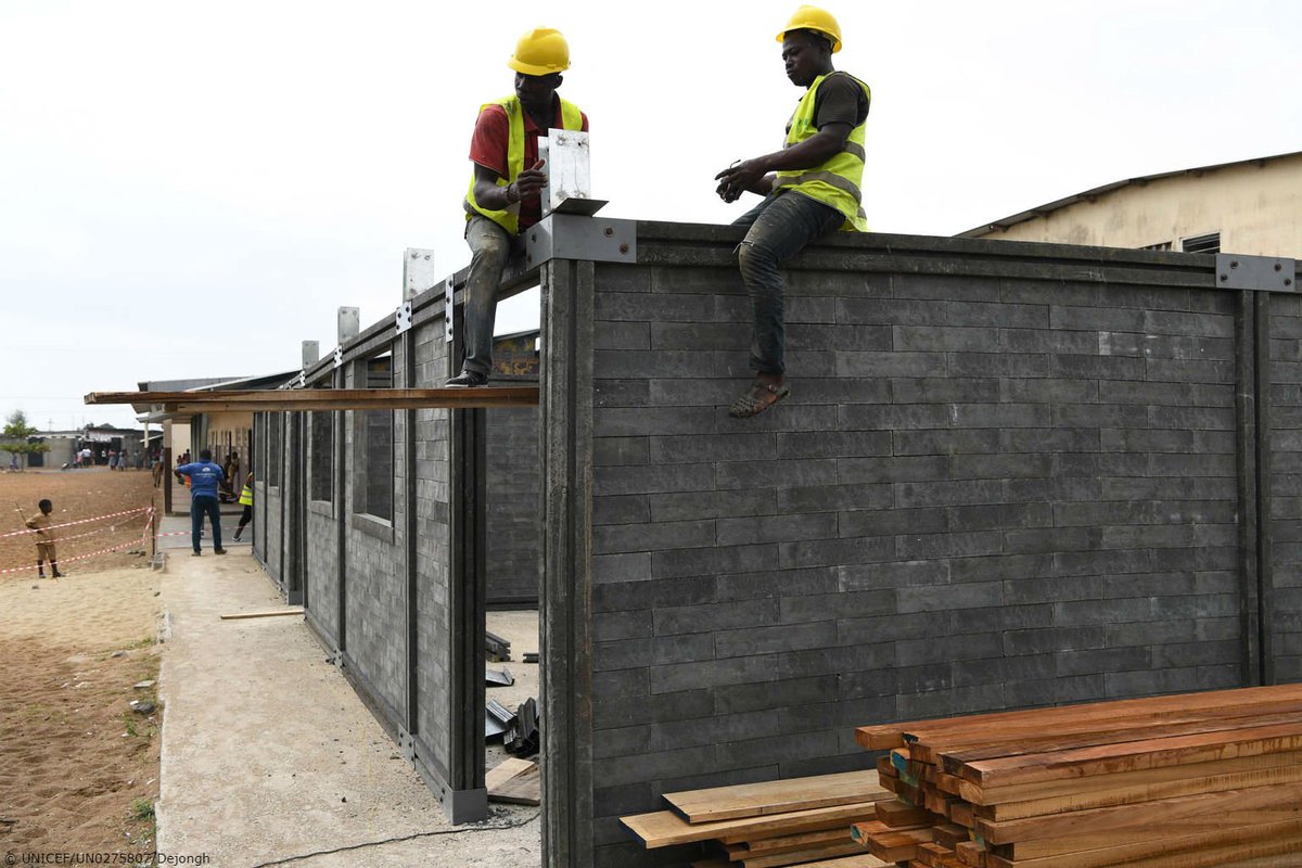 UNICEF's tweet photo. A classroom made out of recycled plastic! 
 
The bricks, produced in a UNICEF-supported factory, will help build over 500 classrooms for 25,000 children in Côte d'Ivoire. https://t.co/0fEpswjq1o