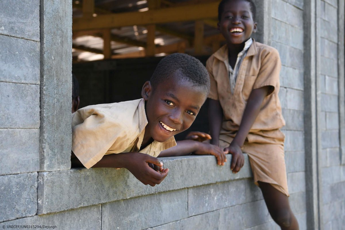UNICEF's tweet photo. A classroom made out of recycled plastic! 
 
The bricks, produced in a UNICEF-supported factory, will help build over 500 classrooms for 25,000 children in Côte d'Ivoire. https://t.co/0fEpswjq1o