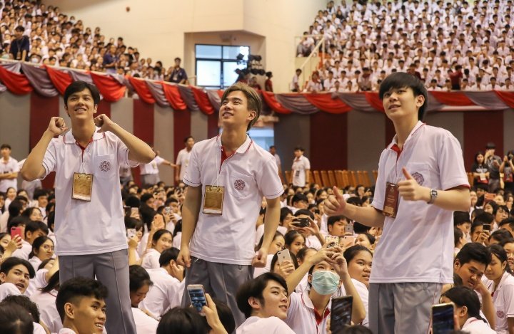 PiWi1025's tweet photo. เพิร์ธอยู่ไหน!อยู่นี่ อยู่นี่!
แฟนคลับให้ใจเอาไปเลยพี่ๆ
โอ๊ยยย..น่ารักเกินไปแล้วลูก😄
#รอยยิ้มของชูครีม 
#พวกของเจื๋อ 
#ทีมมศว 
#SWU70 https://t.co/xftAOlUdwi