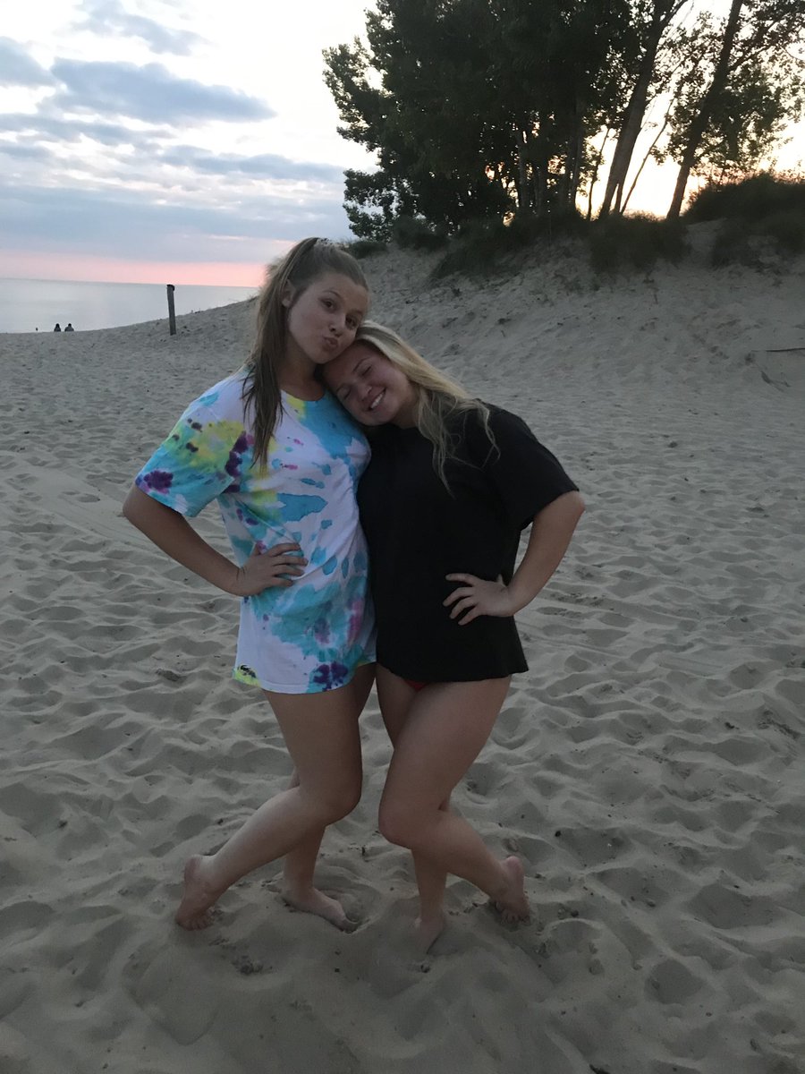 AbbyKuczmarski's tweet photo. happy birthday to my bestie!! hope your days nothing but the best:)
thanks for all you do for me &amp; being my bff🖤 love you endlessly lo💘 @l_pyle_44 https://t.co/81r1ax6p4N