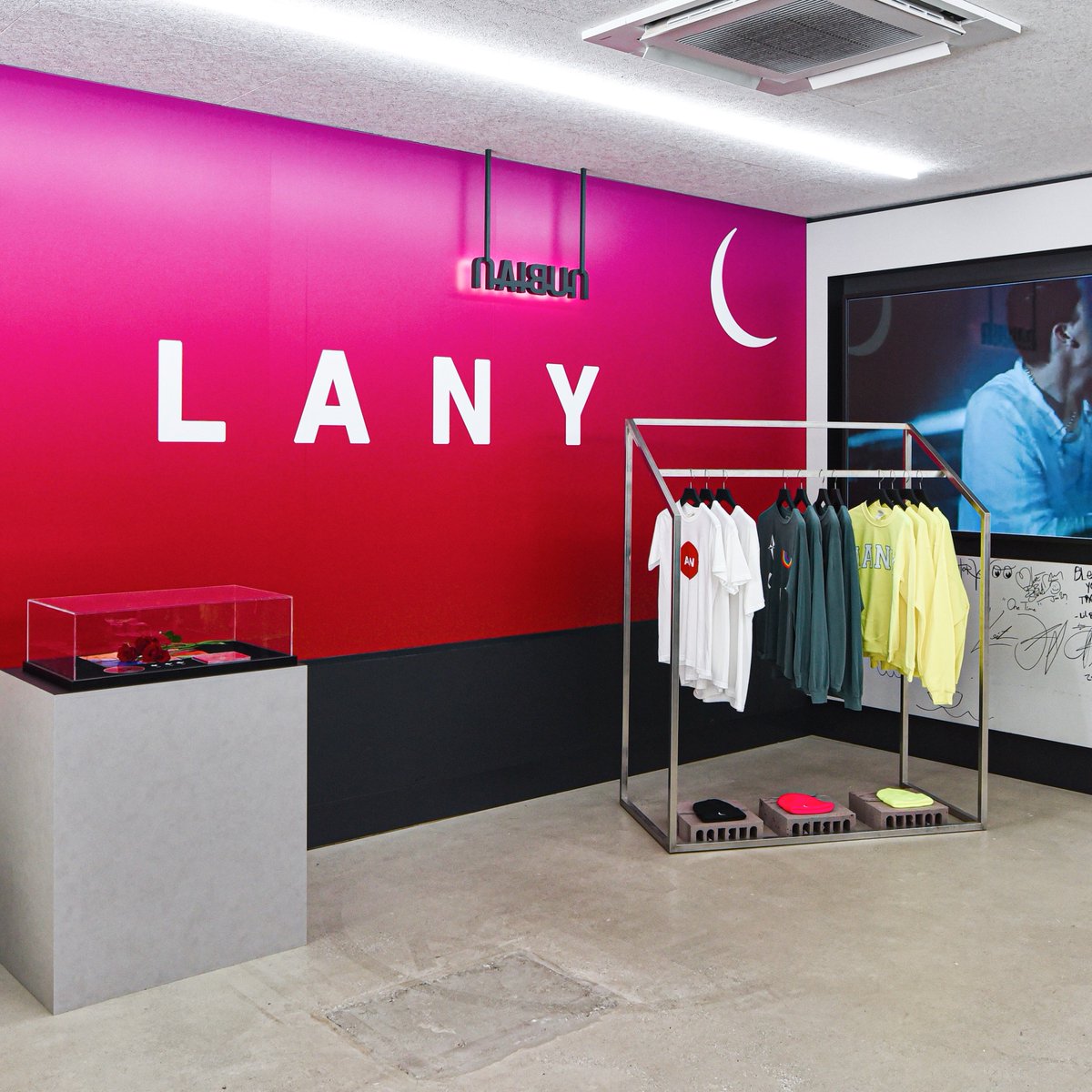 nubian_tokyo's tweet photo. ロサンゼルス発の三人組バンドLANYの【-TOKYO POP-UP STORE-】が本日8/6(火)~8/7(水)の二日間原宿店にて開催。国内ではNUBIAN限定開催となっており、日本限定アイテムもご用意しております。詳細は下記ブログをご覧ください。
https://t.co/w6fsNai84k

@thisisLANY https://t.co/f4oUhFOcYq