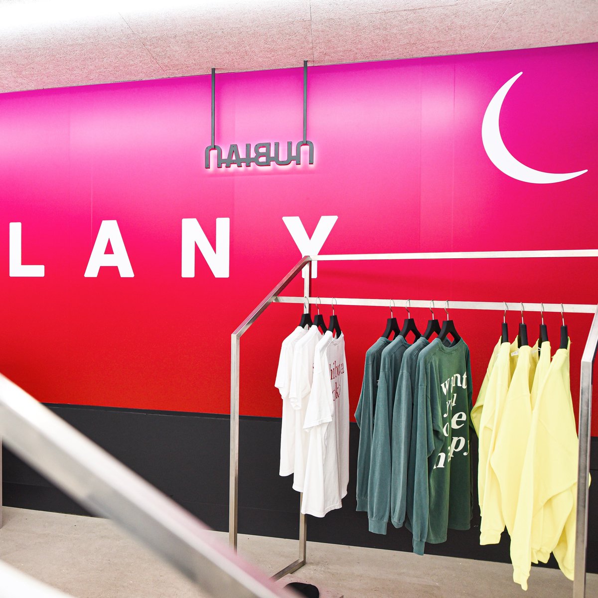 nubian_tokyo's tweet photo. ロサンゼルス発の三人組バンドLANYの【-TOKYO POP-UP STORE-】が本日8/6(火)~8/7(水)の二日間原宿店にて開催。国内ではNUBIAN限定開催となっており、日本限定アイテムもご用意しております。詳細は下記ブログをご覧ください。
https://t.co/w6fsNai84k

@thisisLANY https://t.co/f4oUhFOcYq
