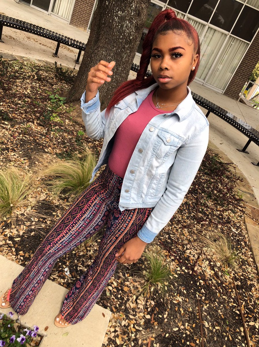__keandria's tweet photo. #WhosWhoAtPQC @PQCHotSpott @PQCSGA 

- Ke’Andria Thibodeaux “ KEKE “🤗
- Beaumont TX 👊🏽
- Business Entrepreneurship 💼
- Sophomore Class of 2022’ 🙈
- I DO HAIR &amp; MAKEUP 💄 💇🏽‍♀️  COME GET SLAYED BY KEE 🤗 
hair page on ig @dolledupbykee 
- FUN FACT I love to have fun 🤸🏽‍♂️ https://t.co/8ehjnvct2a