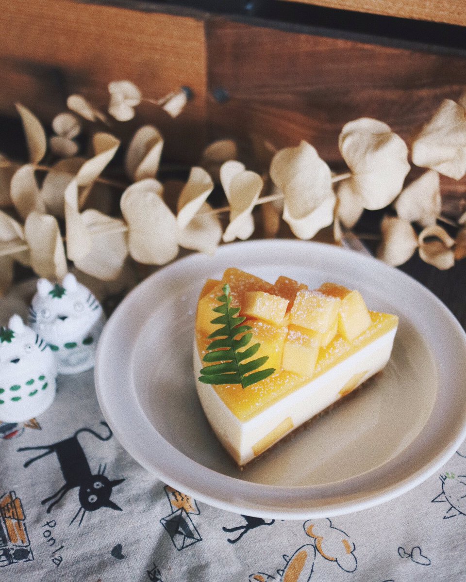 standinghere's tweet photo. mango yogurt cheesecake 🥭 https://t.co/CSWmLcQIe4