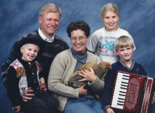 JaniceFosse's tweet photo. Here is the #prompt for the 8/6 #tuestories- there is a lot going on here; tell us about this family!
#amwriting #writingprompt #writingprompts #promptgame https://t.co/SYXZcqXDkX