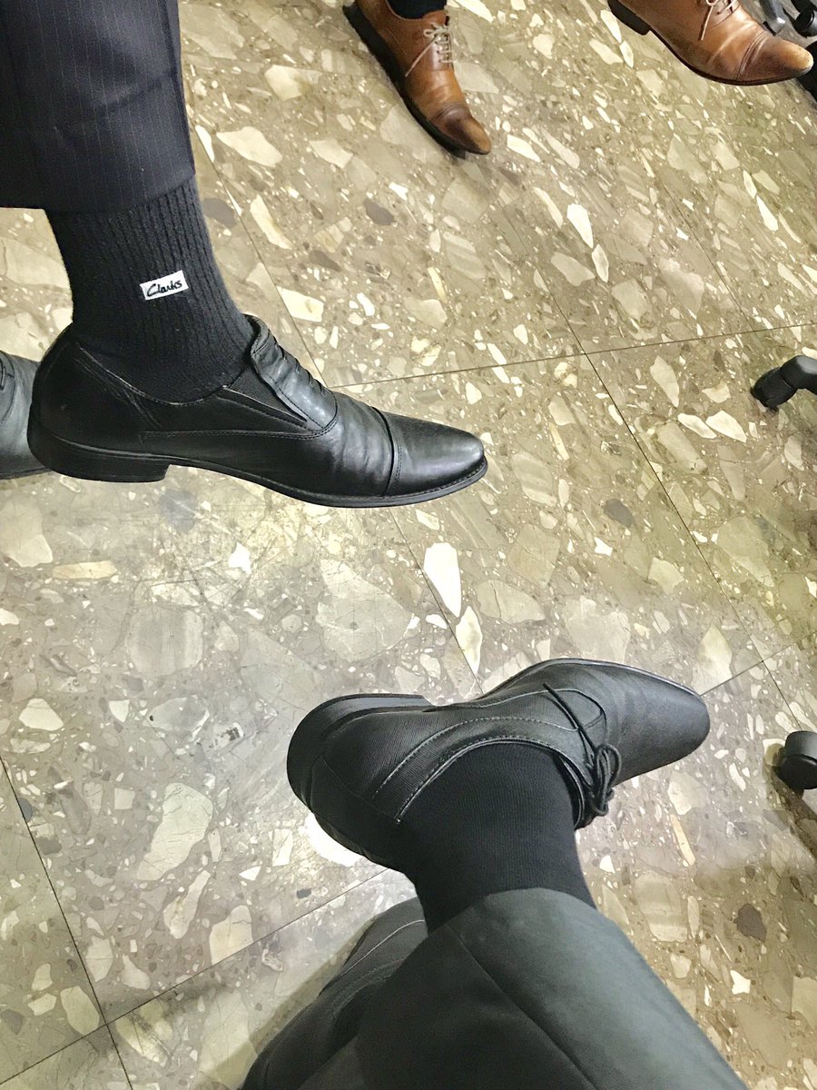 會議持續進行中

#紳士襪
#黑襪 
#皮鞋
#正裝
#黑襪皮鞋