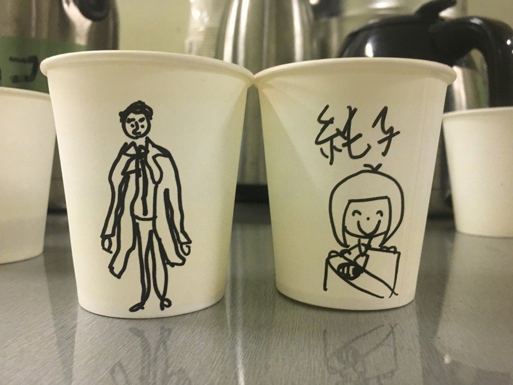 Bun Gochi 現場には冷たいお茶の入ったポットが用意されていて スタッフ キャストはこまめに飲んでいます 紙コップ を1回ごとに使い捨てにしてはエコロジーに反するので 各自紙コップに名前を書いてマイコップをキープしています 左が東出コップ 右