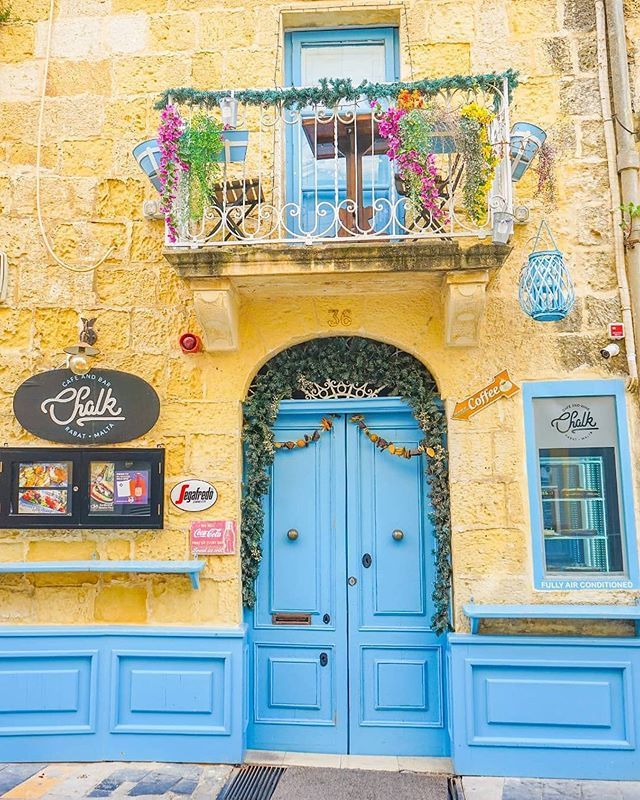 The beauty of Lisbon, Portugal. Walk through for a real local's perspective. 🌎🥂😉 #Roamlocal