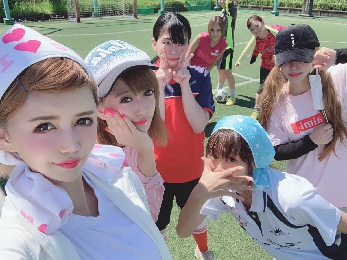 ryouaimin's tweet photo. 昨日は #OMIASHI × #OMIASHIchula 合同練習日でしたぁ😊⚽️✨
炎天下の中��音吐かずにみんな本当に頑張りましたぁ😭💕
少しずつですがchula成長中🐢💨💨💨
次回の大会が待ち遠しい⚽️💕
#芸能人女子フットサル #背番号8 #キャプテン #梁愛美 #Libeldade #飲む日焼け止め #フリーヴ #スポンサー https://t.co/ZBQWsGhgwX