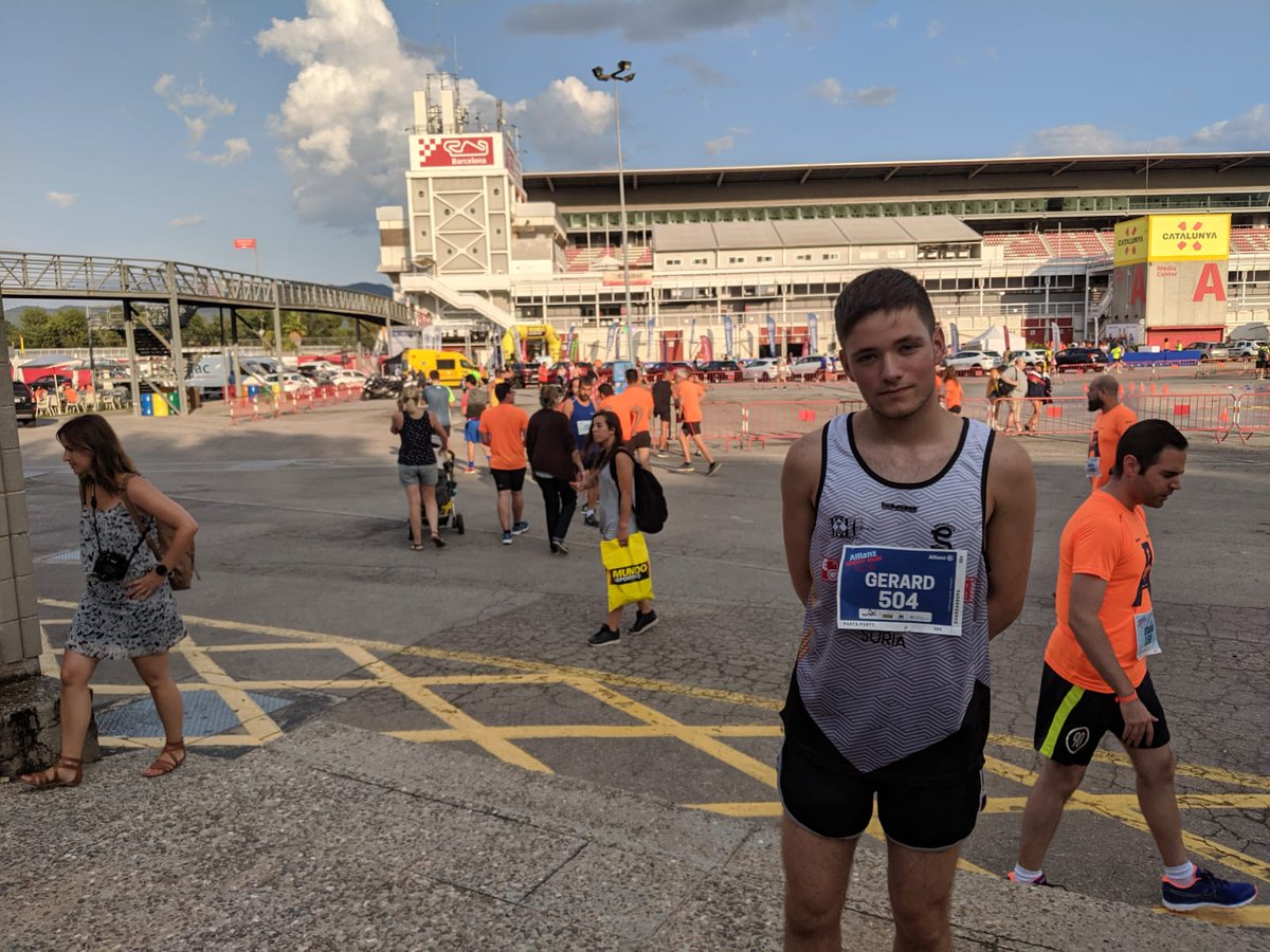 EscaldatsS's tweet photo. Sabado 27 en Montmelo, en la Allianz Night Run, Roberto en la distancia de 5k paro el crono en un MMP de 24'57" entrando el 146 y el Gerarg en los 10k haciendo fantasticos 44'39" y el 166 de la general. Felicidades y a seguir asi! #allianznightrun #escaldatsteam #elesaganter https://t.co/eB0jxNX1pp
