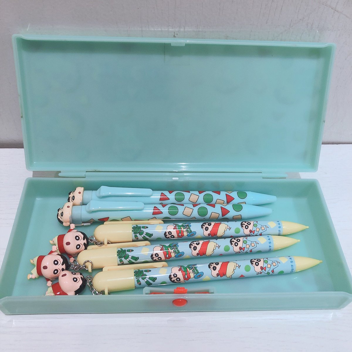 公式 クレヨンしんちゃんオフィシャルショップ アクションデパート札幌店 على تويتر 今日も楽しく営業中です 今回は 大人気の プラペンケース 500 税 をご紹介致します 赤いボタンを押すと ぱかっと開きます パジャマ柄の他の商品と一緒に合わせても可愛い