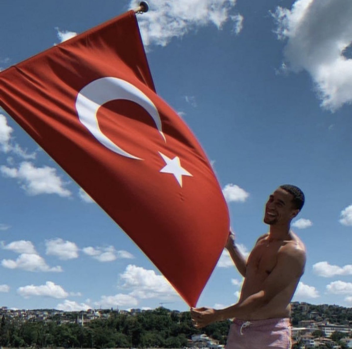 🔥Nill De Pauw'un sosyal medya paylaşımı;

🗣"Türkiye her zaman en iyisi!"