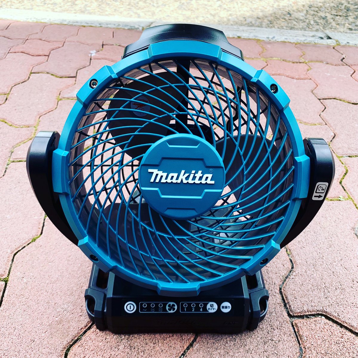 kai142857's tweet photo. あまりに暑いから買って��た。
小ぶりなのにま��まあパワフル。
バッテリーでも駆動するしアウトドアでも重宝するかな。笑
BL1860なら20時間以上使えるし。
風 is 神
#makita #cf102d #サーキュレーター #扇風機 https://t.co/uNfJmCTXuW