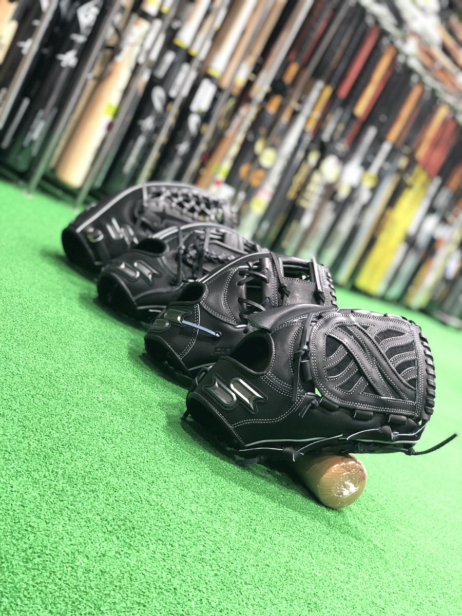 yakyudoikkyu's tweet photo. ⚾️
SSK 硬式グラブ‼️
この威圧感🤔
オールブラックかぁ…
野球観戦に行ったら探してしまうわ‼️
・
是非店頭にてチェックしてみてください
#野球堂一球 
#IKKYU
#Baseball
#野球
#Baseballshop
#野球専門店
#大阪
#OSAKA
#寝屋川
#硬式野球
#軟式野球
#ssk
#オールブラック https://t.co/iEmlCAqN6y