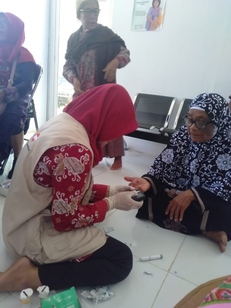 UNFPAIndonesia's tweet photo. Elderly healthcare &amp; distribution of glasses by the #TrainedMidwives at the #ReproHealth post in Mpanau, Palu in collaboration with Biromaru community health center. Post disaster Central Sulawesi. @KemenkesRI @PPIBI @dfat https://t.co/xgvj9ESCEO