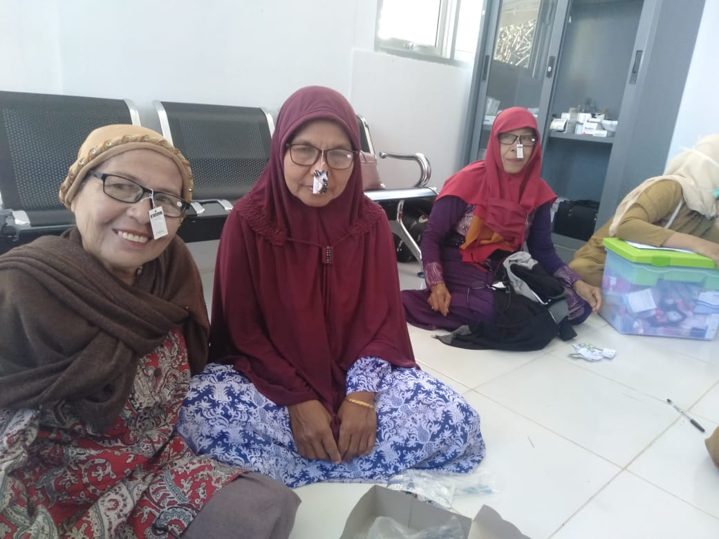 UNFPAIndonesia's tweet photo. Elderly healthcare &amp; distribution of glasses by the #TrainedMidwives at the #ReproHealth post in Mpanau, Palu in collaboration with Biromaru community health center. Post disaster Central Sulawesi. @KemenkesRI @PPIBI @dfat https://t.co/xgvj9ESCEO