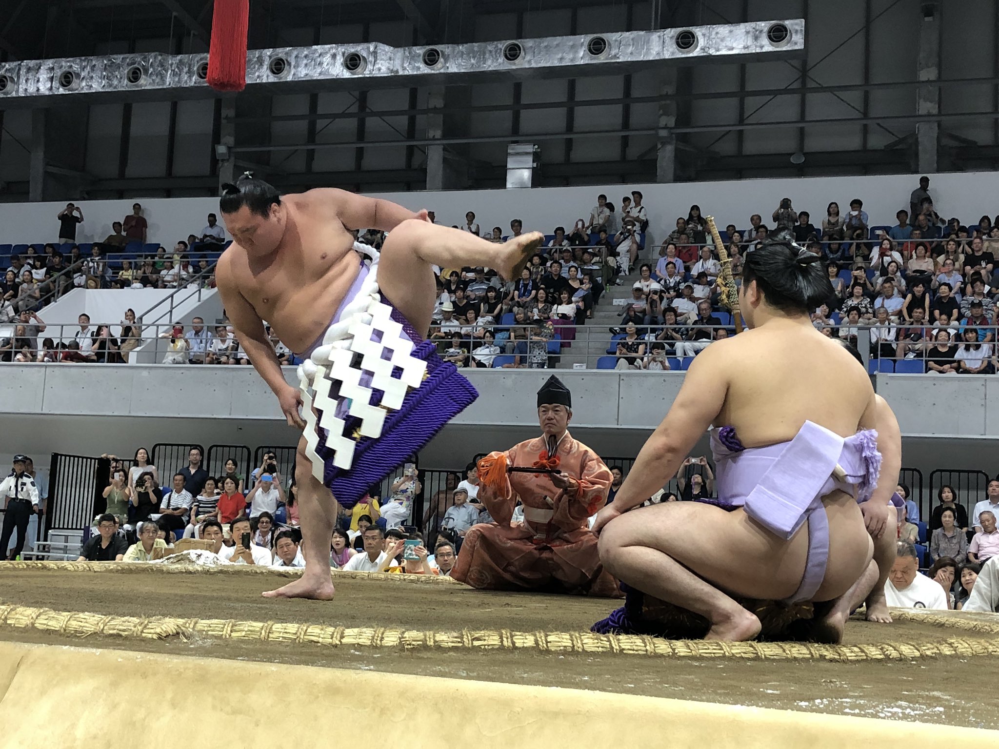 ロバート キャンベル على تويتر 夏巡業大相撲 立川立飛場所で観戦中 正面1列から横綱土俵入り ど迫力 胸にズンと響きます 白鵬 立飛 場所