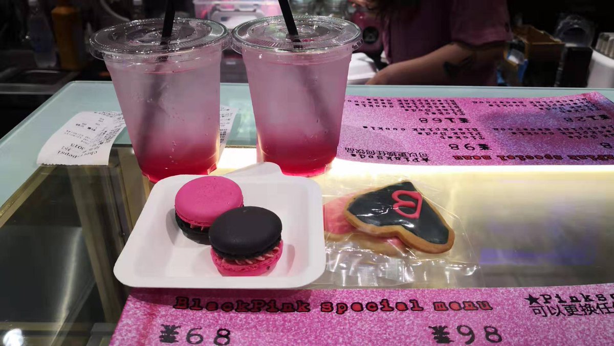 The store will also broadcast BLACKPINK Stage Performances on TV continuously, with the hope that more people will be attracted to BLACKPINK and join the BLINK family.
 
Moreover, there will be specially-made BP theme food and drinks in the café!
#BLACKPINK    #블랙핑크