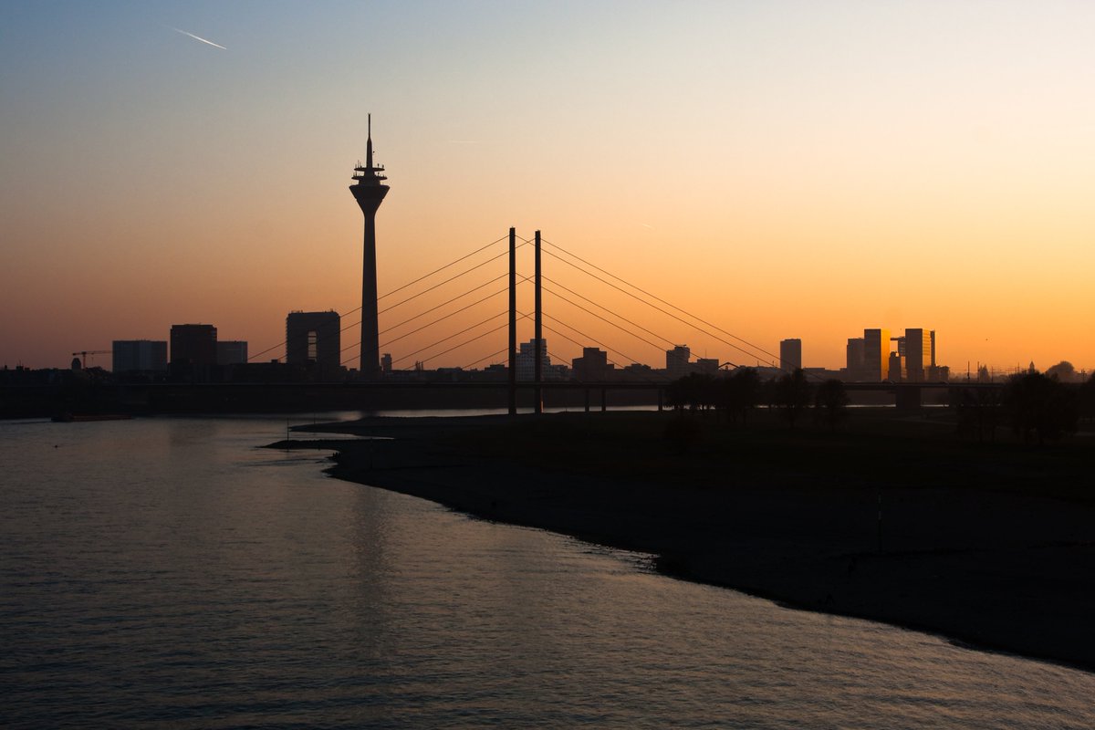 Wir zeigen dir 5 gute Gründe, um nach #Düsseldorf zu ziehen! #umzug #umziehen studenten-umzugshilfe.com/tipps/detail/i…