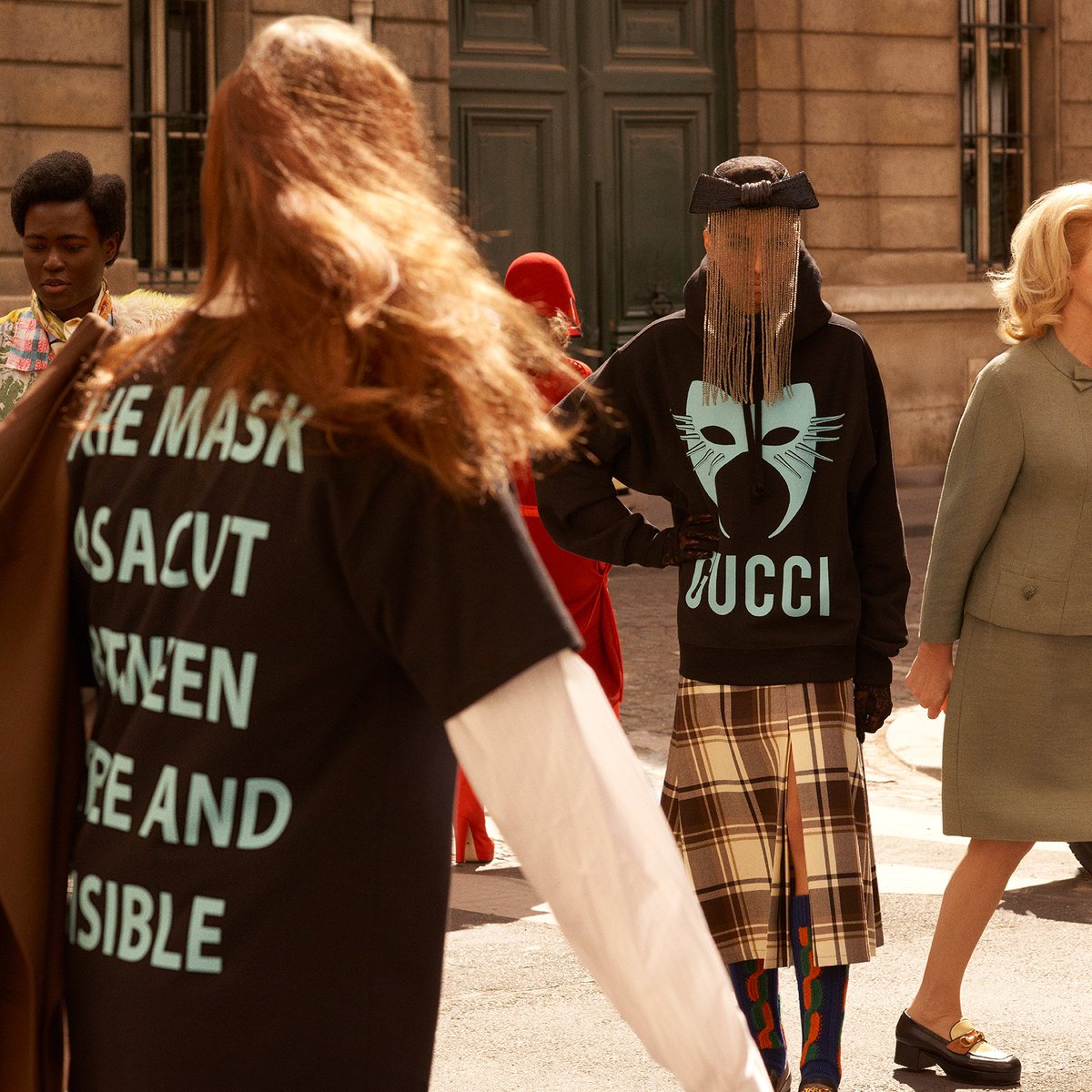 Gucci Japan בטוויטר Alessandromichele によるマスクをフィーチャーした グッチ マニフェスト Guccimanifesto コレクション 写真2つのアイテムはグッチ公式オンラインショップ限定デザインです 詳しくは T Co Rw4nmgmd Alessandromichele Guccifw19