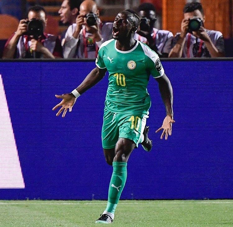 SMane_WorldFans's tweet photo. Premier joueur africain à recevoir le #OnzeDOr depuis @didierdrogba, 1⃣5⃣ ans plus tôt ! Sacré #Vice_Champion d’#Afrique avec les lions de la Téranga (🇸🇳) en Juillet, il marquera 3⃣ fois et portera sa sélection jusqu’en finale de la plus prestigieuse compétition continentale.
👇 https://t.co/R2cdo594qL