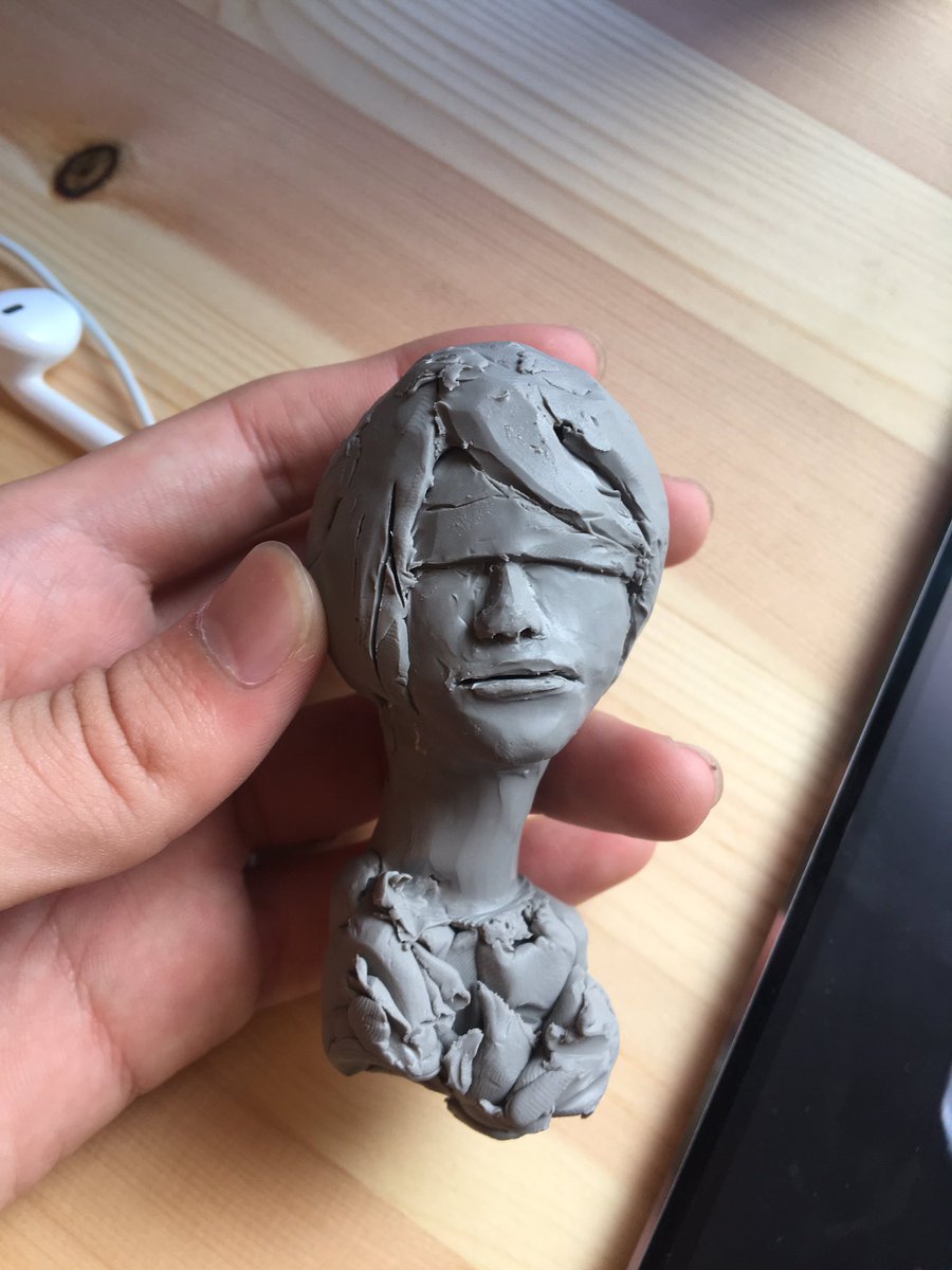 なんか目隠ししてる人