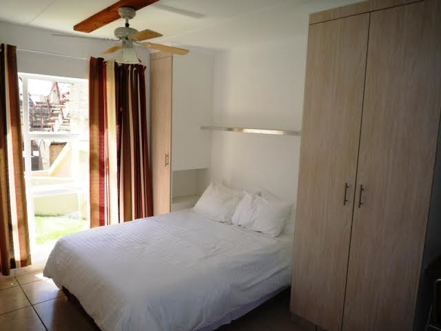 YuppiestayZA's tweet photo. An hour and a quarter away from Jhb lies the Vaal Prive Holiday Resort, a relaxing environment where you can unwind in well equipped self-catering, fully serviced accommodation with DSTV & all the luxuries of home https://t.co/sICnqhGQ4S #YuppieStay #Travel #Vaal #VaalPrive https://t.co/OYtNQ98iqj