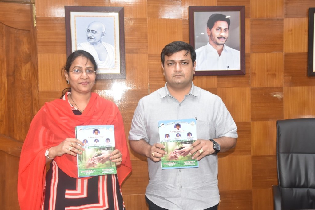 మొక్కలు నాటి పరియావరణాన్ని కాపాడాలని జిల్లా కలెక్టర్ వి. వినయ్ చంద్ పిలుపునిచ్చారు. కలెక్టర్ కార్యాలయంలోని తన ఛాంబర్లో 2019లో మొక్కల పంపిణీ కేంద్రములు పుస్తకాన్ని అయన ఆవిష్కరించారు.