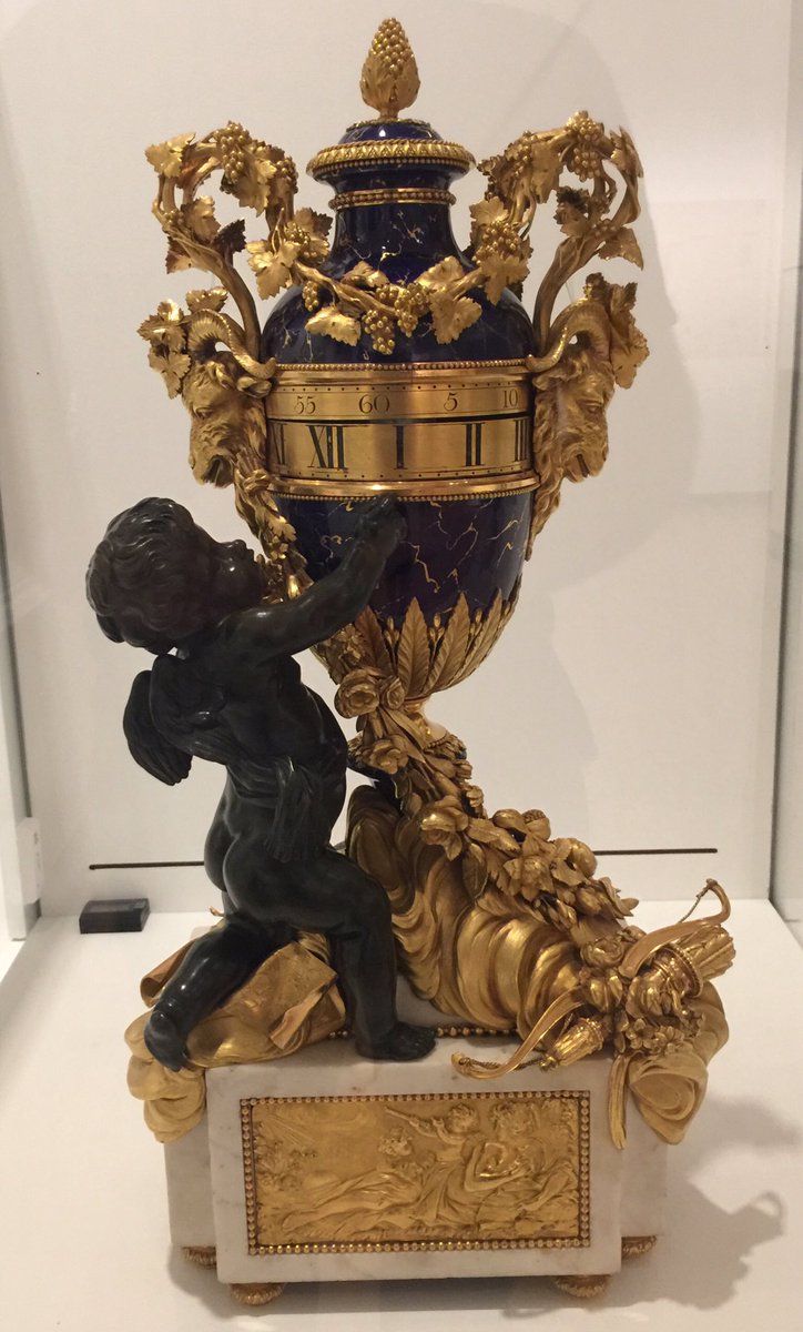 Pendule-vase de Niderviller (1780-85) en marbre, porcelaine dure et bronze doré.
Quelle ciselure sur ce bronze !
@Bordeaux 
#ExpoLiberté