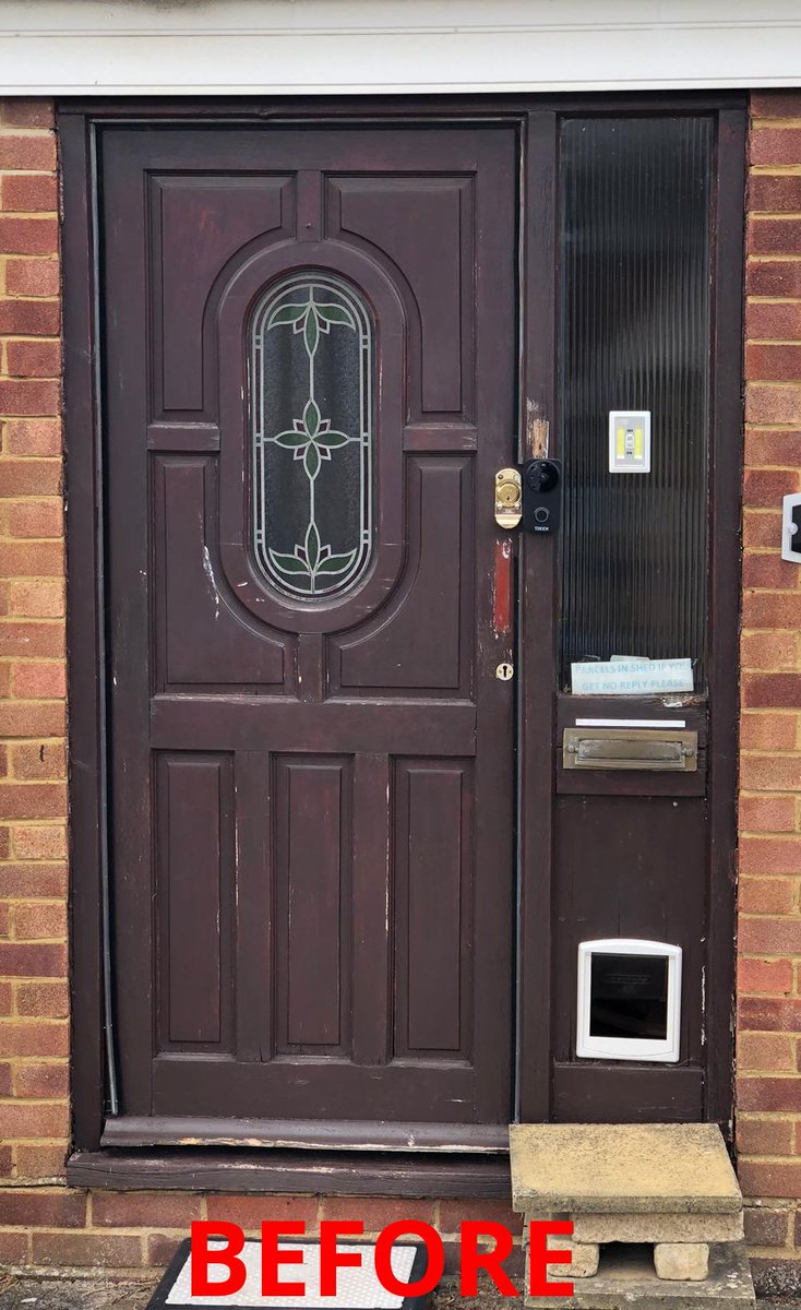 DistinguishedW's tweet image. Before and After shots showing a replacement UPVC Front Door combination in white inside and out 🚪  Amazing how something so simple can make a big difference to your home 🏘️ 🏠