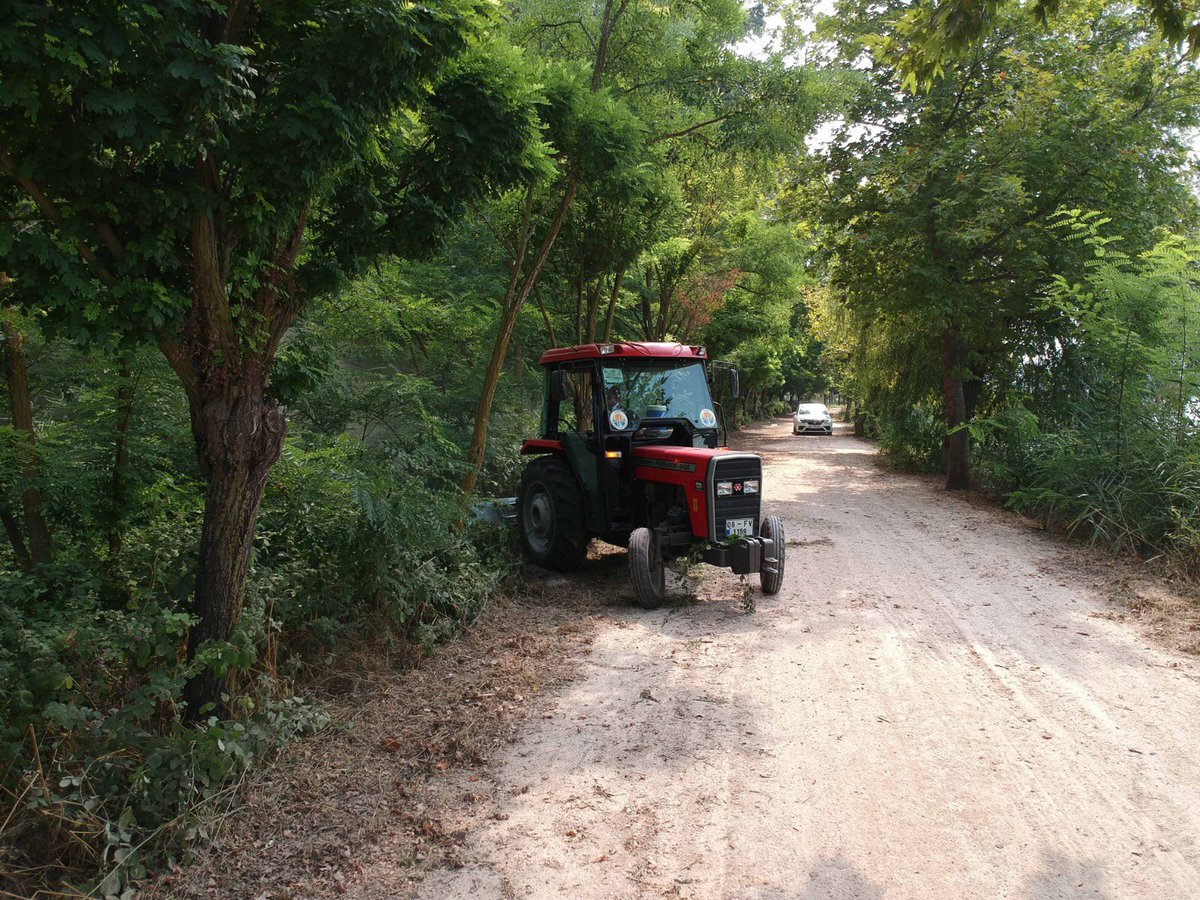 Park Bahçeler Daire Başkanlığı ekiplerimiz tarafından, Yaşar Kemal yürüyüş ve koşu parkurunda, spor yapmaya engel olan yabani otların, budama ve temizlik çalışmaları devam ediyor.
