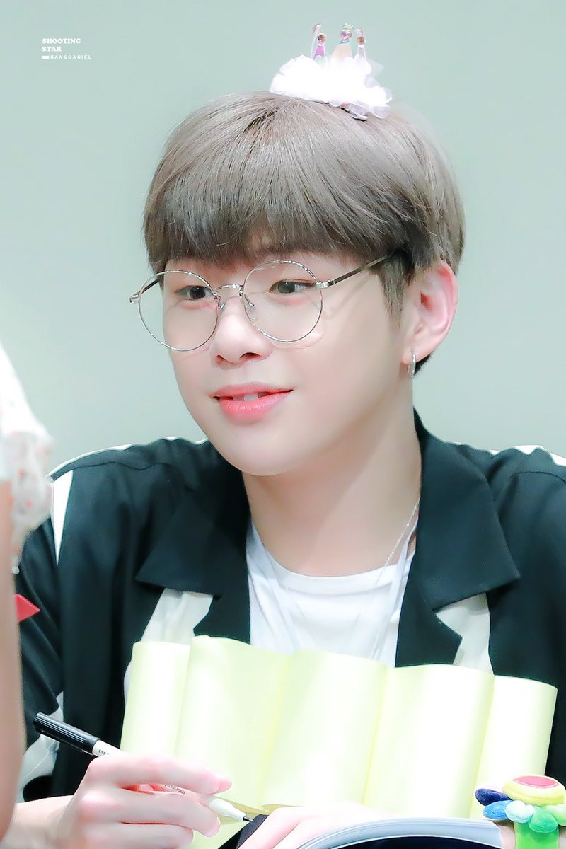 SS_961210's tweet photo. 190801 대구팬싸🤓
#강다니엘 #KangDaniel https://t.co/X68UHXDbik