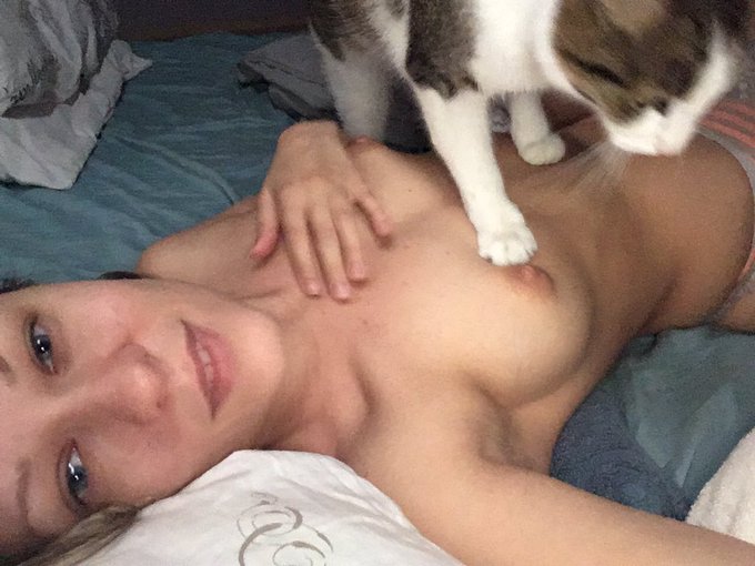 How about no selfies mom? 😼🤷🏼&zwj;♀️ https://t.co/bytlmOttcH<a href="/tag/mvsales"class="tags"><span>#mvsales</span></a>