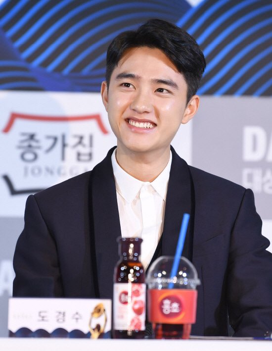 DODBBONG's tweet photo. [단독]'입대' 엑소 도경수, 주특기 '조리병' 확정…軍 요리사 된다
https://t.co/s6KOKcHSY1

6일 육군 관계자는 스포츠조선의 문의에 "도경수 훈련병의 주특기는 조리병으로 확정됐다"고 밝혔다. (생략) 도경수는 평소 노래와 연기 외에 요리에도 큰 애정을 가진 것으로 알려졌다. 
#디오 #kyungsoo https://t.co/fM4dO6afDN