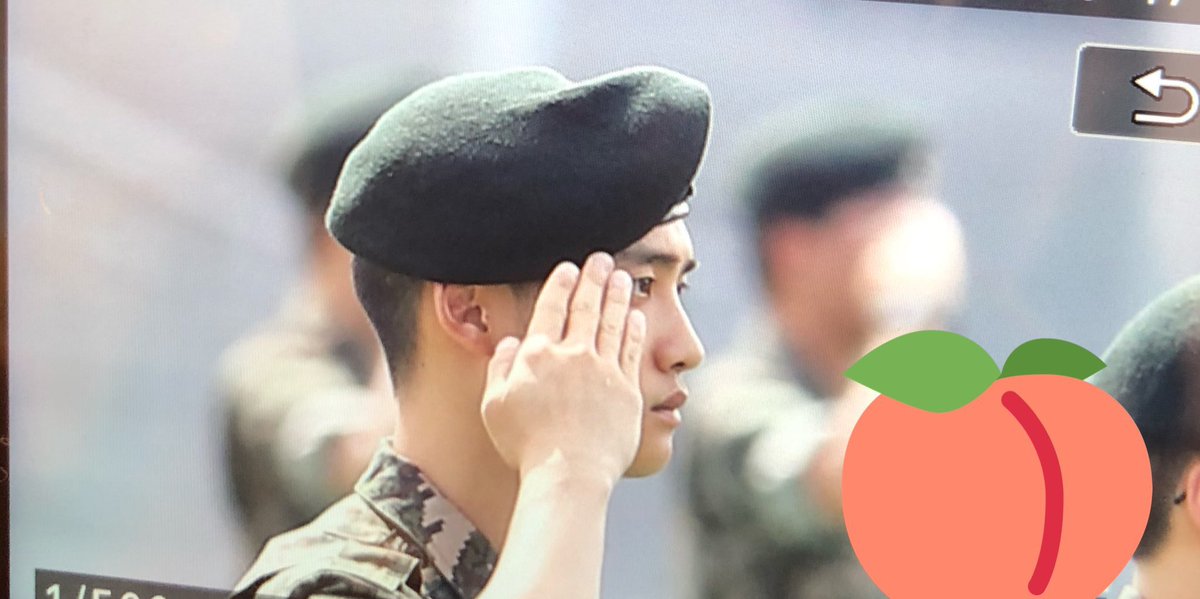 DODBBONG's tweet photo. [단독]'입대' 엑소 도경수, 주특기 '조리병' 확정…軍 요리사 된다
https://t.co/s6KOKcHSY1

6일 육군 관계자는 스포츠조선의 문의에 "도경수 훈련병의 주특기는 조리병으로 확정됐다"고 밝혔다. (생략) 도경수는 평소 노래와 연기 외에 요리에도 큰 애정을 가진 것으로 알려졌다. 
#디오 #kyungsoo https://t.co/fM4dO6afDN